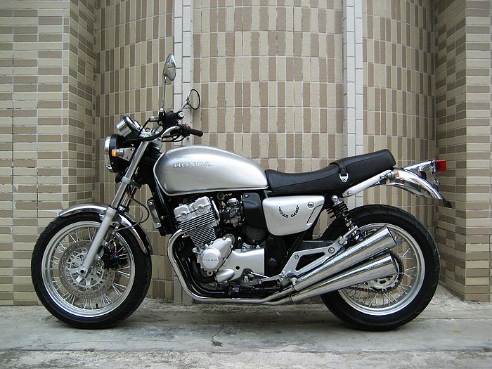 这是本田 cb400 four么? 哪一年的呢? 大概多少钱? 这
