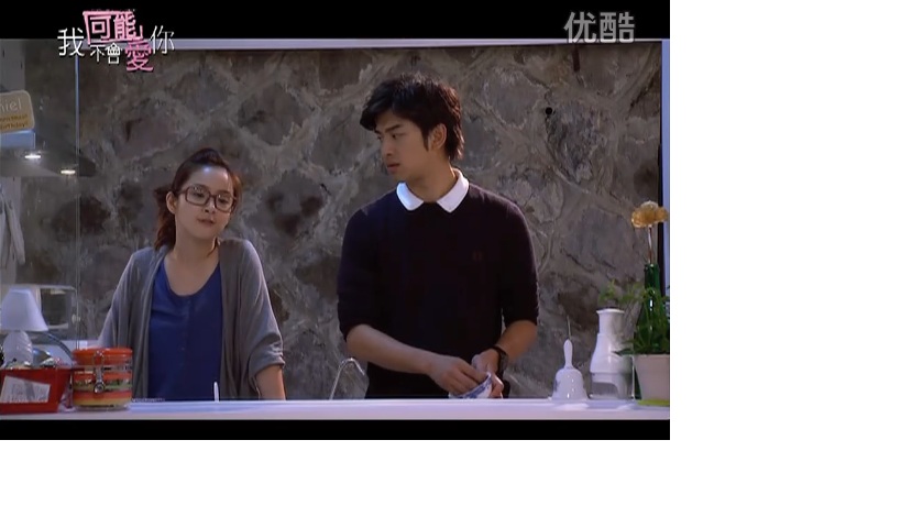 我可能不会爱你第二集里面李大仁穿的那件藏青色毛衣是什么牌子?