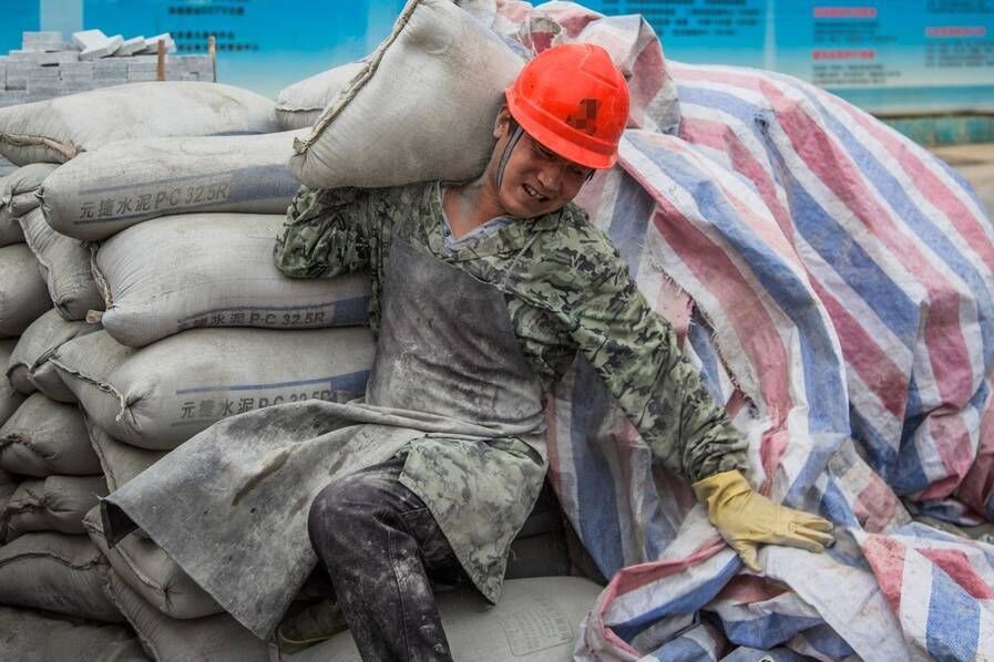 男子力扛水泥千袋累瘫在地攒钱做什么?