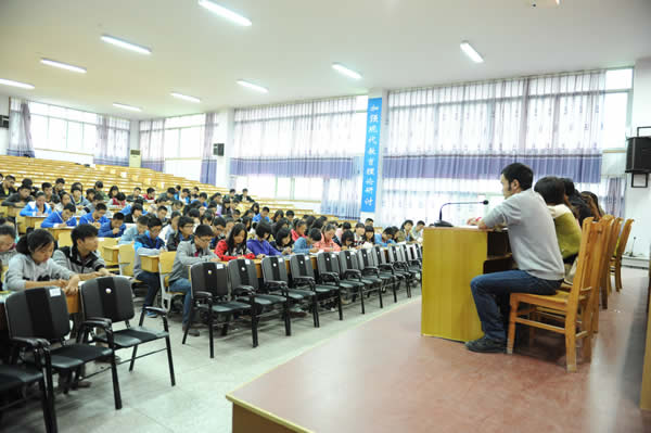 重庆市黔江中学校的办学条件