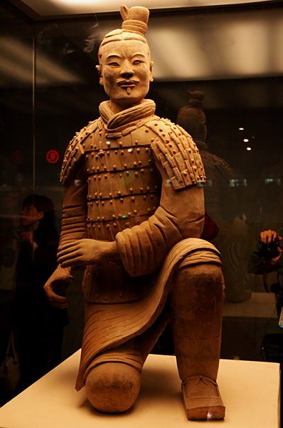 秦始皇兵马俑有一个跪姿(跽坐)兵马俑,袖口很宽(几乎拖地了),谁有照片