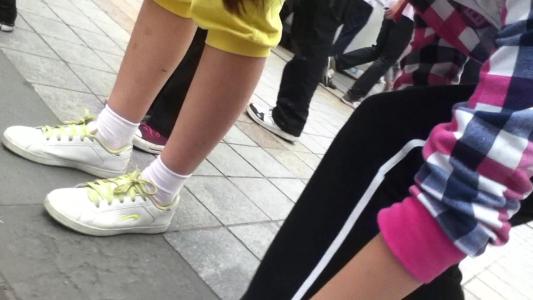 脱下袜子的鞋和女生抚摸文章的脚女生女生会怀孕17男生强奸吗图片
