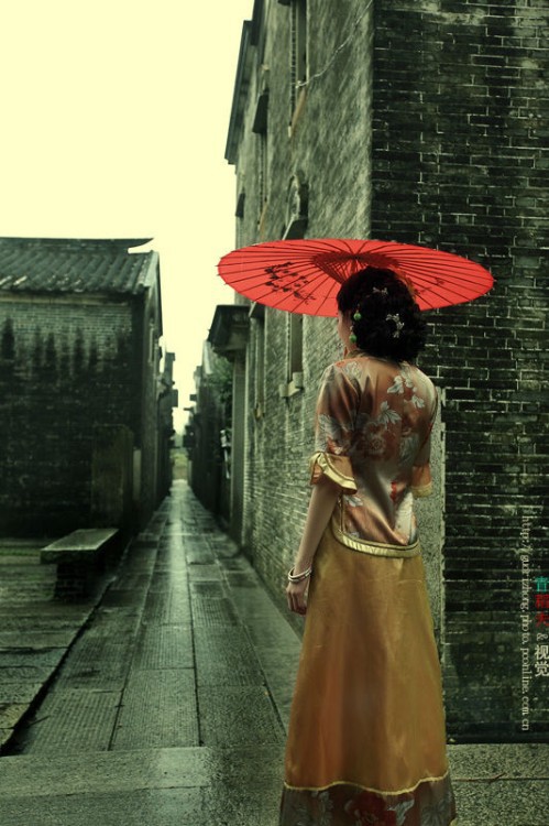 关于《雨巷》的图片 2009-08-07 请给我一个古典女子撑着油纸伞在雨巷