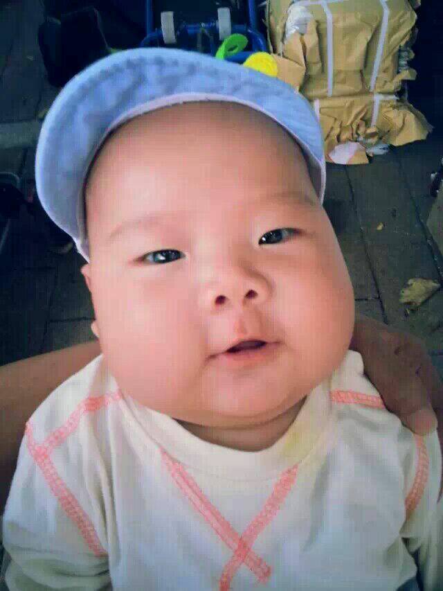这小孩子可不可爱?