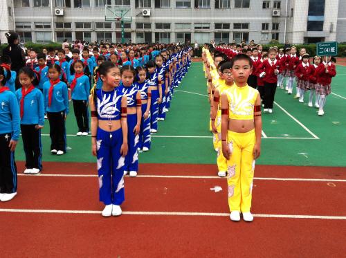 编一个挠白袜小女孩的滑板,小女孩12岁,叫邱晓女生用什么文章图片