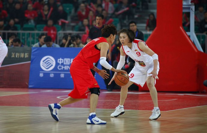 山西兴瑞女篮现有队员12名,平均年龄21岁,平均身高1.8米.