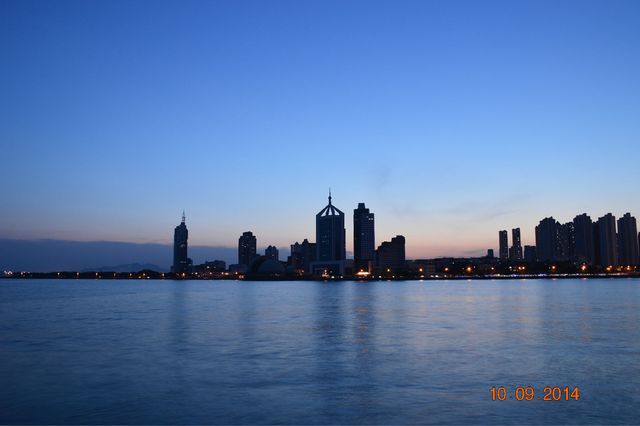 百度旅游-青岛,两个人的海边漫步