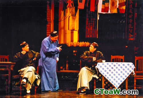 由老舍编剧,焦菊隐,夏淳导演的话剧《茶馆》是北京人艺的"看家戏"