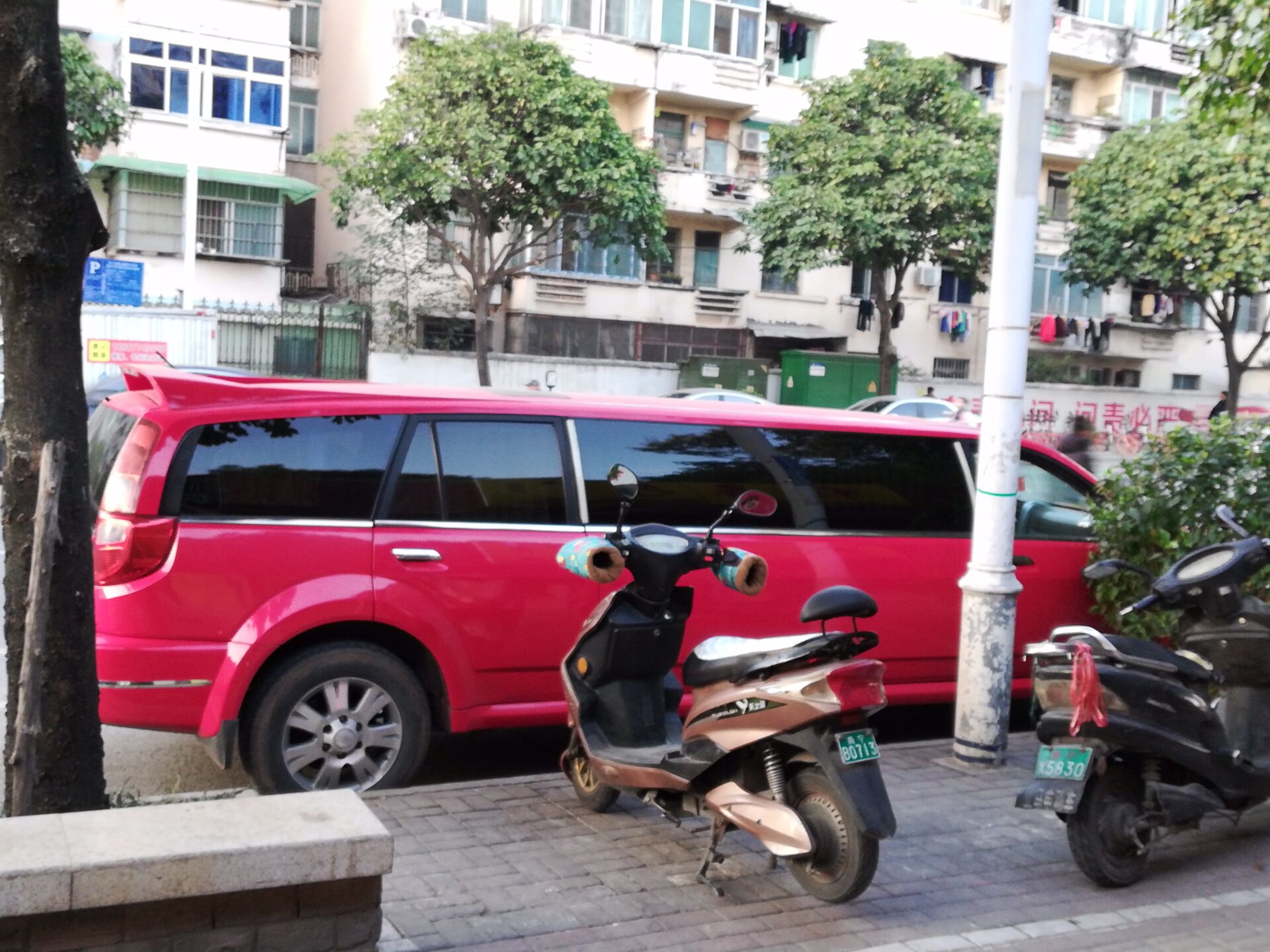 一个图纸的三角形中间一个黄色的车标圆圈绵绸睡衣图片