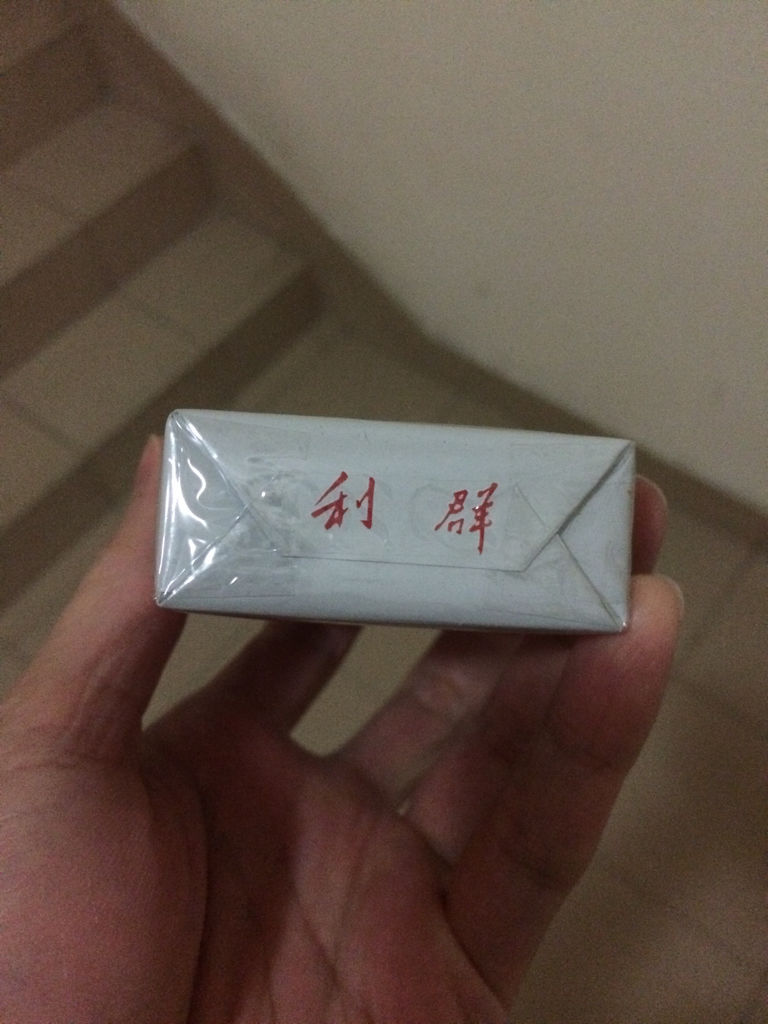 原本想买十五块的硬装利群,老板说卖完了,给我拿来一包这个,十七块钱.