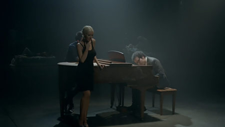 欧美歌曲男弹钢琴女声靓丽,大意虽然爱着彼此,但不得不离开.