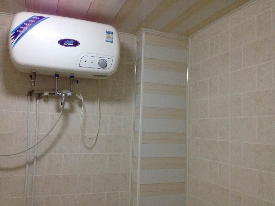 卫生间的热水器 客厅的挂式空调够不到插座 怎么办呀 附图