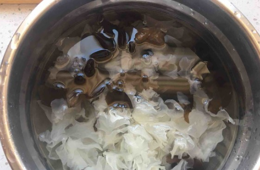 白木耳能与黑木耳一起煮吗?