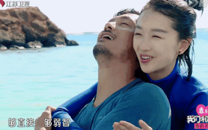 余文乐,这么多年来都只喜欢大胸美女,但是都被搓衣板身材的周冬雨吸引