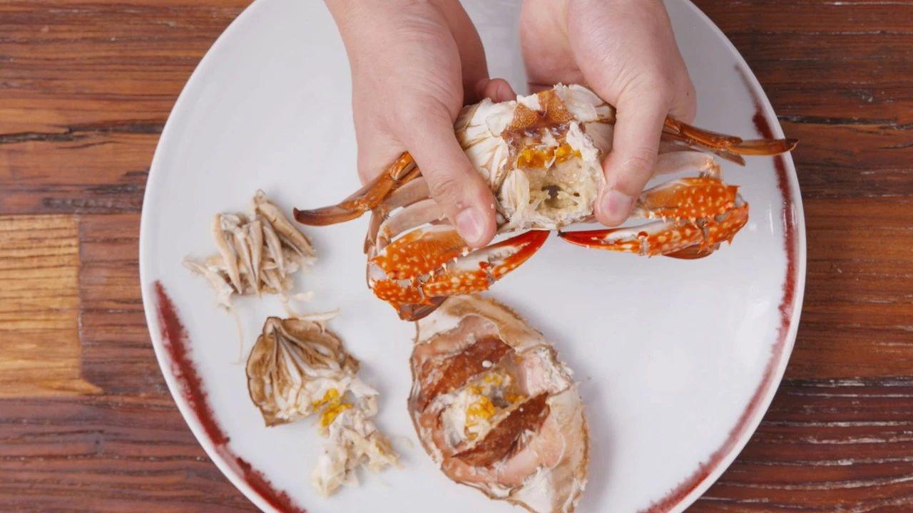 螃蟹(páng xiè)属软甲纲,十足目,是甲壳类动物,身体被硬壳保护着,靠