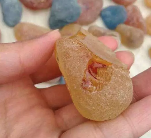 鉴别蜜蜡真假案例分享——马丽散造假蜜蜡