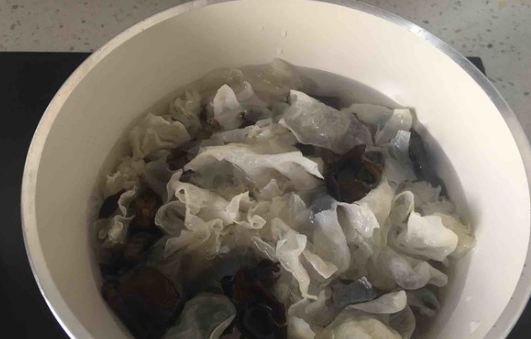 白木耳能与黑木耳一起煮吗?