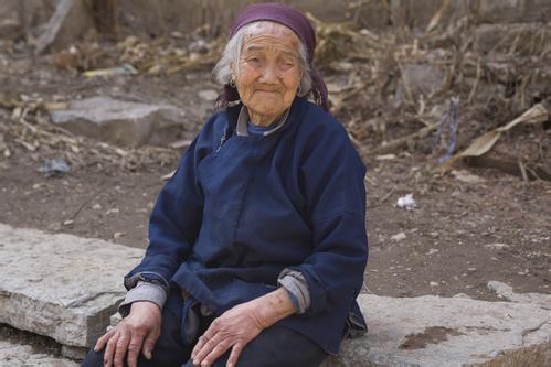 梦境中的重逢，婆婆的棺材被挖出并换地重葬，寓意何在？
