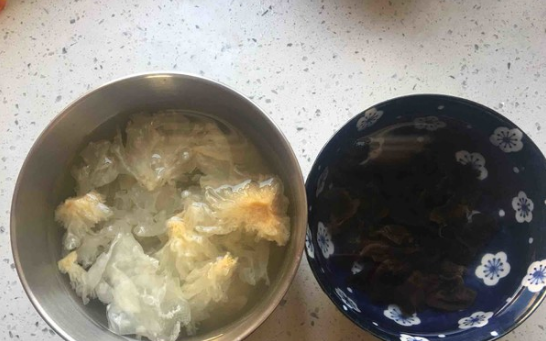 白木耳能与黑木耳一起煮吗?